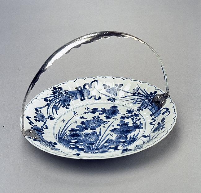 Schotel met zilveren hengsel